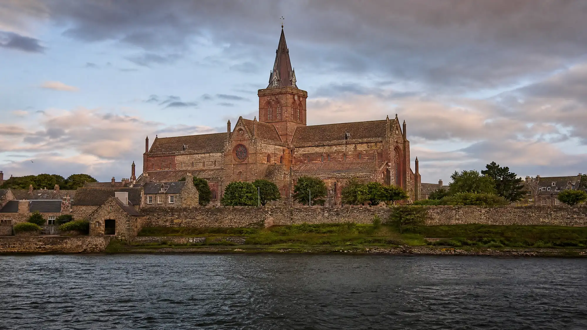 Erkunden Sie die nördlichste Kathedrale im Vereinigten Königreich. Erfahren Sie, wie Sie Ihren Tag planen können, vergleichen Sie lokale Touren und buchen Sie Führungen auf Orkney.