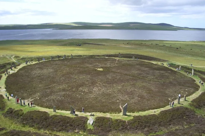 Großer Steinkreis mit stehenden Steinen in einer Graslandschaft