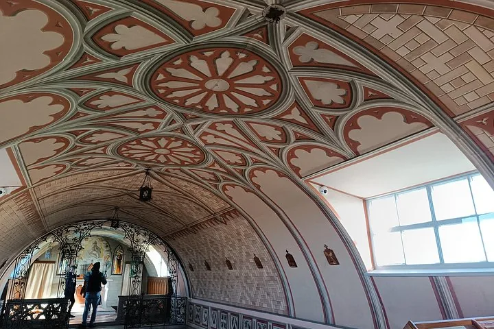 Innenansicht einer kunstvollen, bemalten Gewölbedecke in einer Kapelle